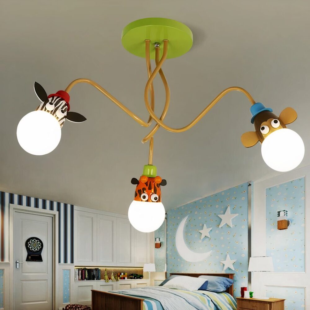 Lustre avec trois suspensions à tête d'animaux en métal dans une chambre sur fond bleu