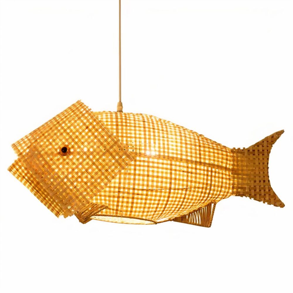 Lustre en bambou tressé aéré en forme de poisson. Suspendu par un câble. Sur un fond blanc.