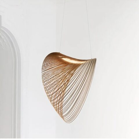 15318-0cLustre en bambou suspendu par deux câbles, composé d'anneaux du plus petit au plus grand, de gauche à droite, relier par une bande LED. Le tout donne une forme conique aérée. Sur un fond blanc.