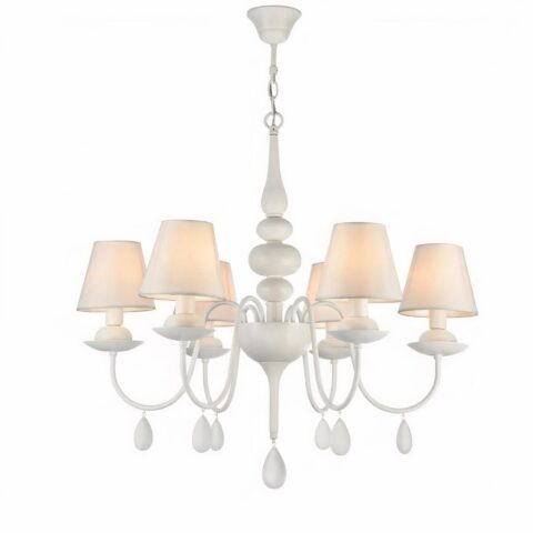 Lustre blanc baroque en forme de chandelier avec des perles suspendues en décoration, et 6 abat-jours classiques avec les ampoules allumées. Sur un fond blanc.