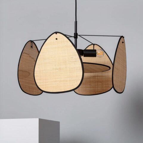 Lustre en cannage et métal noir au design moderne et épuré. Composé d'un cercle au centre et de 4 panneaux de forme triangulaire autour. On voit un mur gris clair dan sle fond.