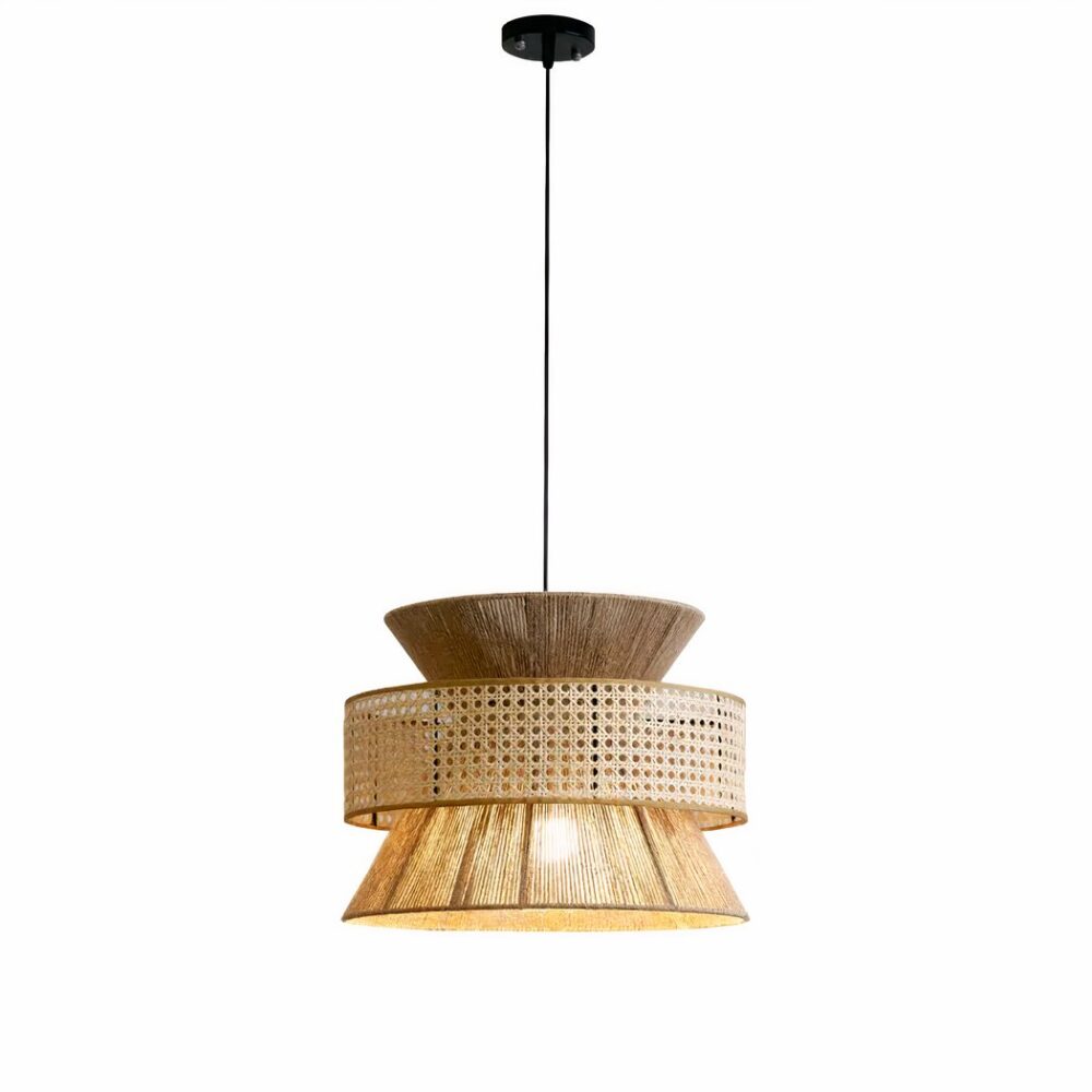 Lustre cannage et corde de chanvre suspendu. Composé d'un cercle en cannage qui entoure une structure en métal conique en haut et en bas. Le cône du haut est plus petit que le cône du bas. Sur un fond blanc.