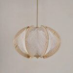 Lustre suspendu en bois et corde tissé. En forme de montgolfière sur un fond beige.