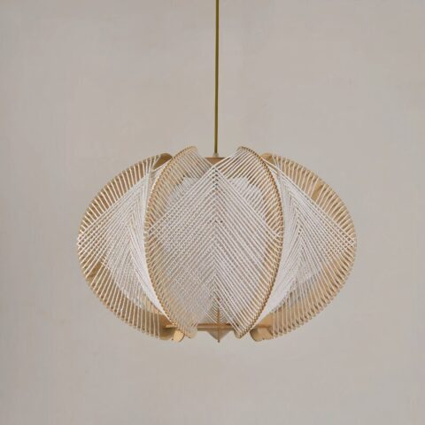 Lustre suspendu en bois et corde tissé. En forme de montgolfière sur un fond beige.