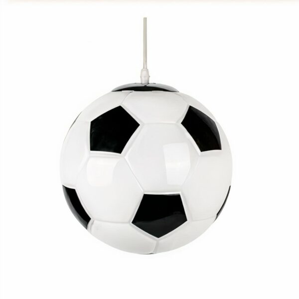 Lustre suspendu en forme de ballon de football noir et blanc, sur un fond blanc.