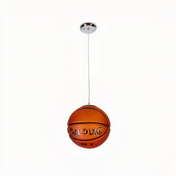 Lustre suspendu en forme de ballon de basket. sur un fond blanc.