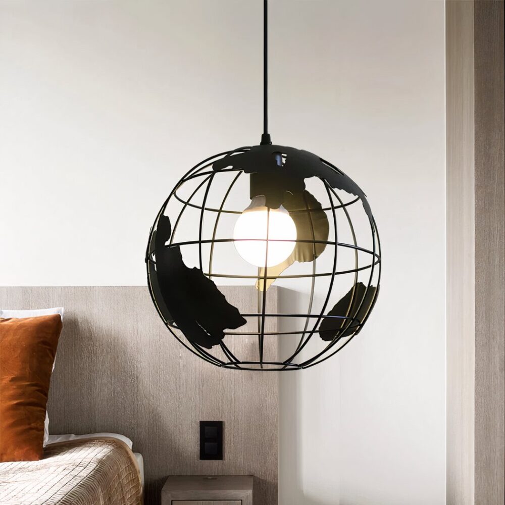 Lustre globe terrestre au design vintage en fer sur fond gris