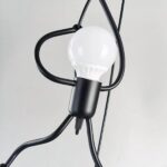 Lustre LED suspendu au design vintage avec un personnage grimpant à la corde - vue de face