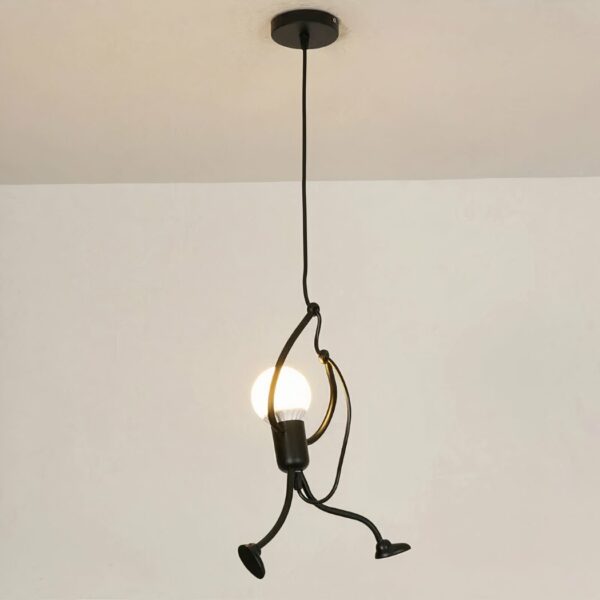 Lustre LED suspendu au design vintage avec un personnage grimpant à la corde sur fond gris