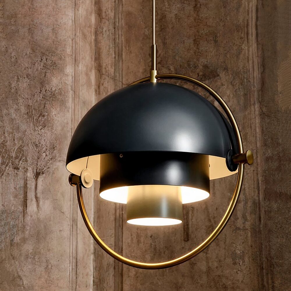 Lustre suspendu art-déco moderne, en forme de globe, noir et doré. Avec un fond mur en bois foncé.