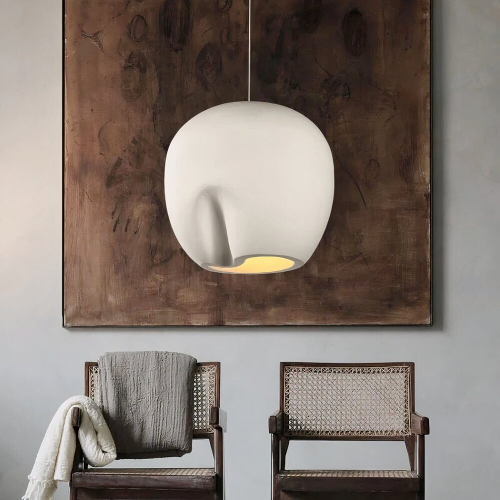 Lustre LED suspendu gris au design nordique minimaliste sur fond marron et gris