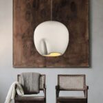 Lustre LED suspendu gris au design nordique minimaliste sur fond marron et gris