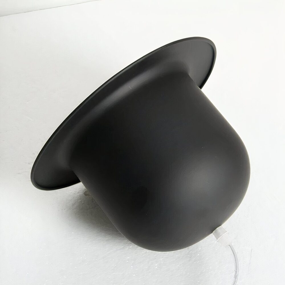 Lustre LED suspendu noir au design vintage en aluminium sur fond gris