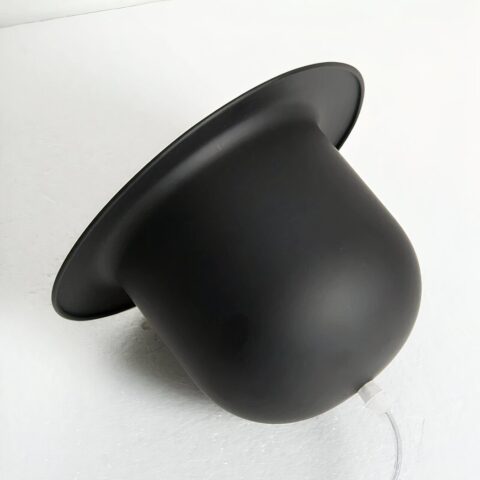 Lustre LED suspendu noir au design vintage en aluminium sur fond gris