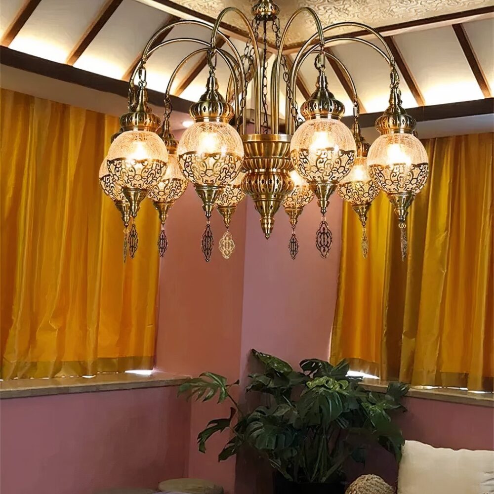 Lustre marocain en métal et boules de verre craquelées — vue en situation