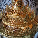 Détail des niveaux empilés en forme de couronne du dôme doré ajouré