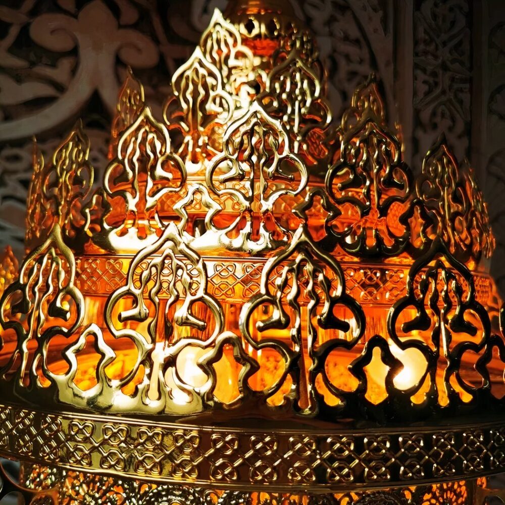 Niveaux dorés ajourés éclairés de l'intérieur par une lumière chaude