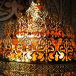 Niveaux dorés ajourés éclairés de l'intérieur par une lumière chaude