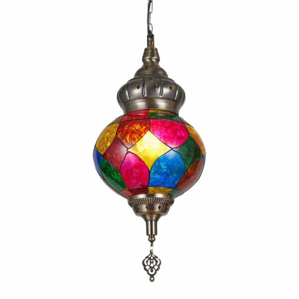 Lustre marocain en métal et en vitrail coloré. De forme traditionnelle. Sur un fond blanc.