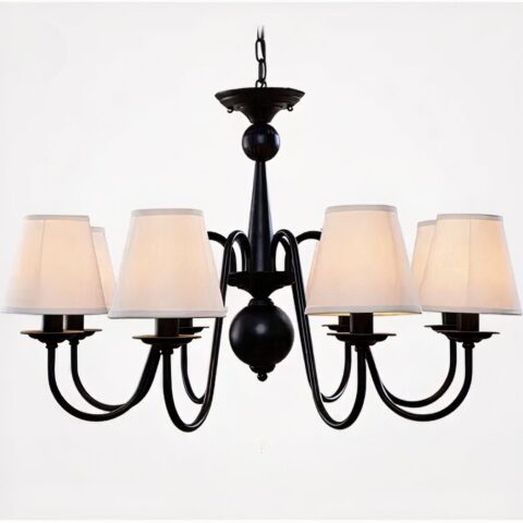 Lustre noir vintage en forme de chandelier avec 8 abat-jours en tissus blanc. Sur un fond blanc.
