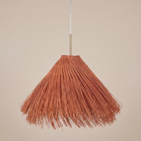 Lustre en paille terracotta en forme de hutte suspendu à un câble transparent avec une courte tige dorée