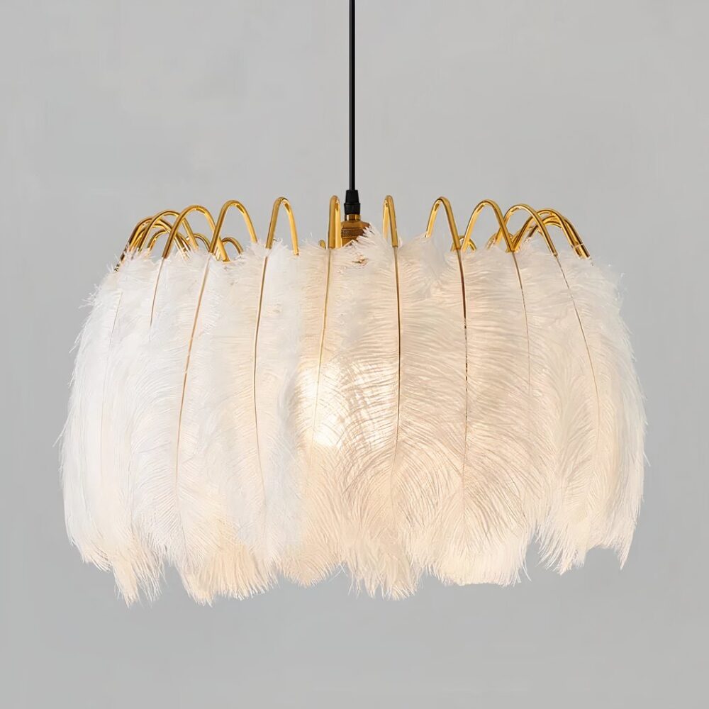Lustre plume en forme de couronne, Avec tiges en métal doré, suspendu. Sur un fond gris.