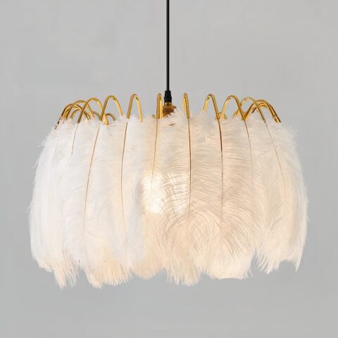 Lustre plume en forme de couronne, Avec tiges en métal doré, suspendu. Sur un fond gris.