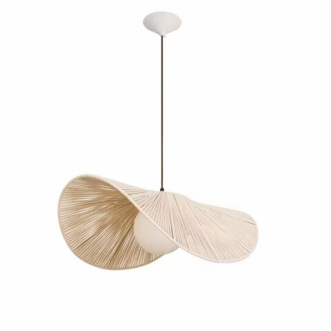 Lustre rétro en corde tissé, en forme de grand chapeau de femme souple, replié sur les côtés. On voit l'ampoule et un câble qui relie le lustre à un socle rond. Sur un fond blanc.