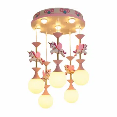 Lustre carrousel, avec des licornes, rose et blanc. Avec 5 ampoules allumées suspendues sous les licornes. Sur un fond blanc.