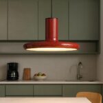 Lustre rouge post-moderne rond de style danois - vue d'ensemble
