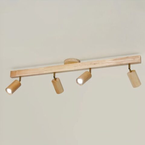 Lustre de salle de bain en bois clair composé d'un grand rectangle fin en guise de socle sur lequel il y a 4 spots lumineux espacés et rotatifs. Sur un fond beige.
