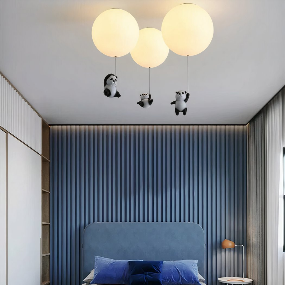 Lustre Suspendu Avec Trois Pandas En Acrylique 2 Lustre suspendu avec trois pandas en acrylique sur fond bleu avec un lit