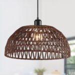 Lustre suspendu tissé en corde de chanvre marron foncé. Sur un fond blanc.