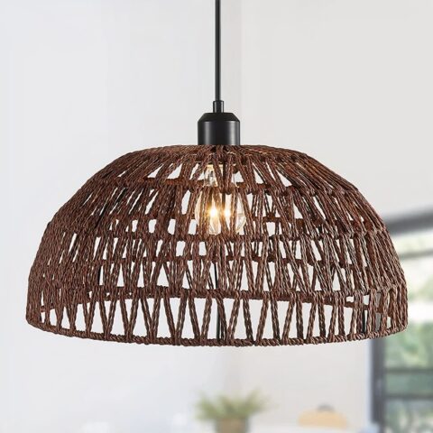 Lustre suspendu tissé en corde de chanvre marron foncé. Sur un fond blanc.