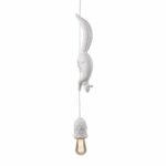 Lustre suspendu en résine avec écureuil et gland sur fond blanc