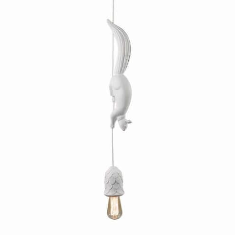 Lustre suspendu en résine avec écureuil et gland sur fond blanc