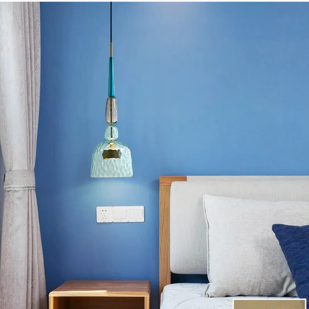 Lustre Suspendu Led Moderne En Verre Colore Lustre suspendu LED moderne en verre coloré sur fond bleu avec un lit à droite