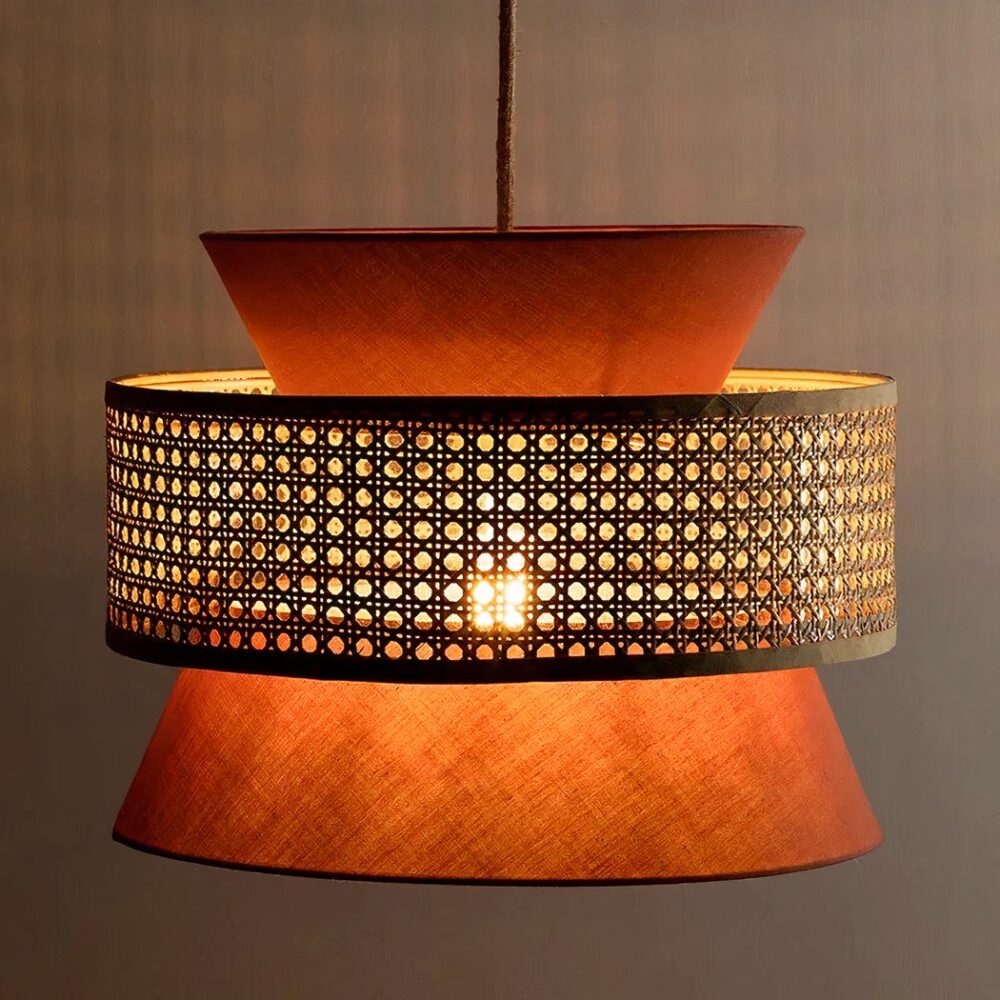 Suspension bicolore en tissu terracotta avec bande centrale en cannage tressé
