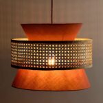 Suspension bicolore en tissu terracotta avec bande centrale en cannage tressé