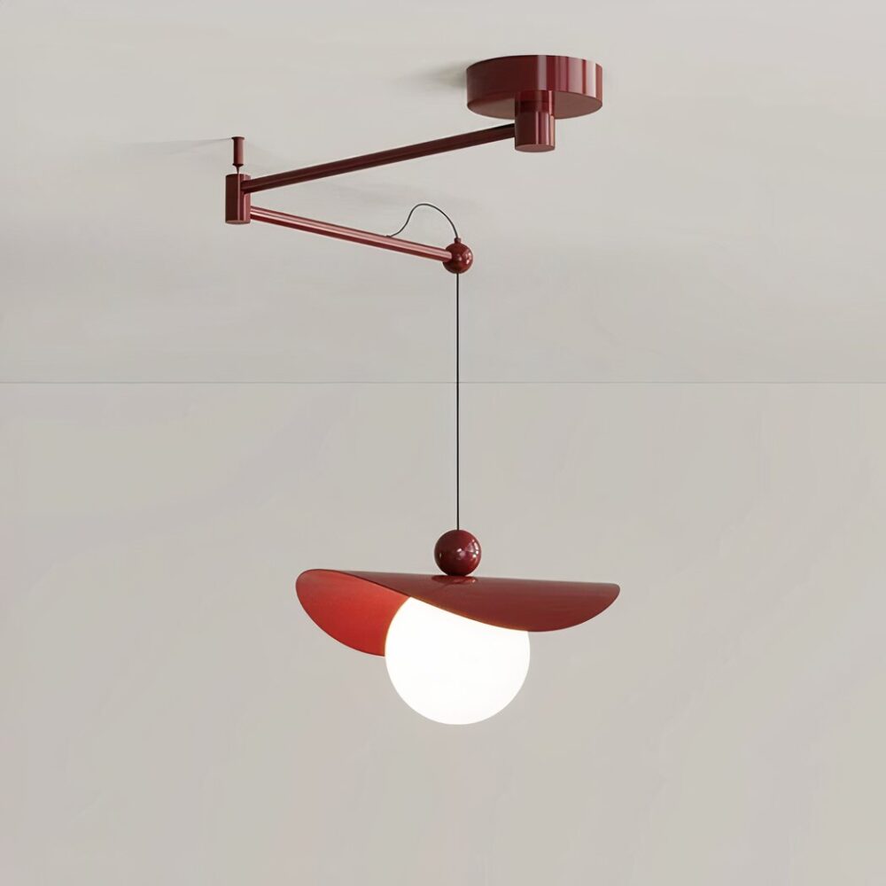 Lustre terracotta LED de table, rétractable et avec un bras rabattable. Composé d'une grosse boule blanche allumé, d'un genre de cercle en similicuir posé dessus et tenu par une boule par laquelle passe le câble qui tient le luminaire. Sur un fond gris.