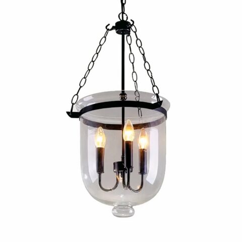 Lustre transparent en forme de seau, avec 3 chandelles à ampoule à l'intérieur. Suspendu par 3 chaines noires, attachées à un axe métallique noir. Sur un fond blanc.