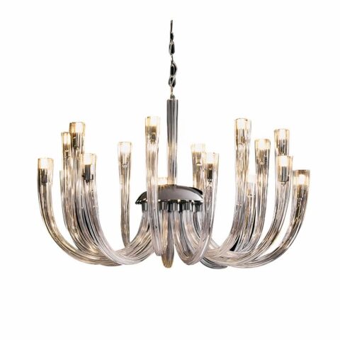 Lustre transparent, en forme de chandelier avec des branches en verre courbées vers le haut. Au bout de chaque branche, à l'intérieur, se trouve une ampoule allumée. Sur un fond blanc.