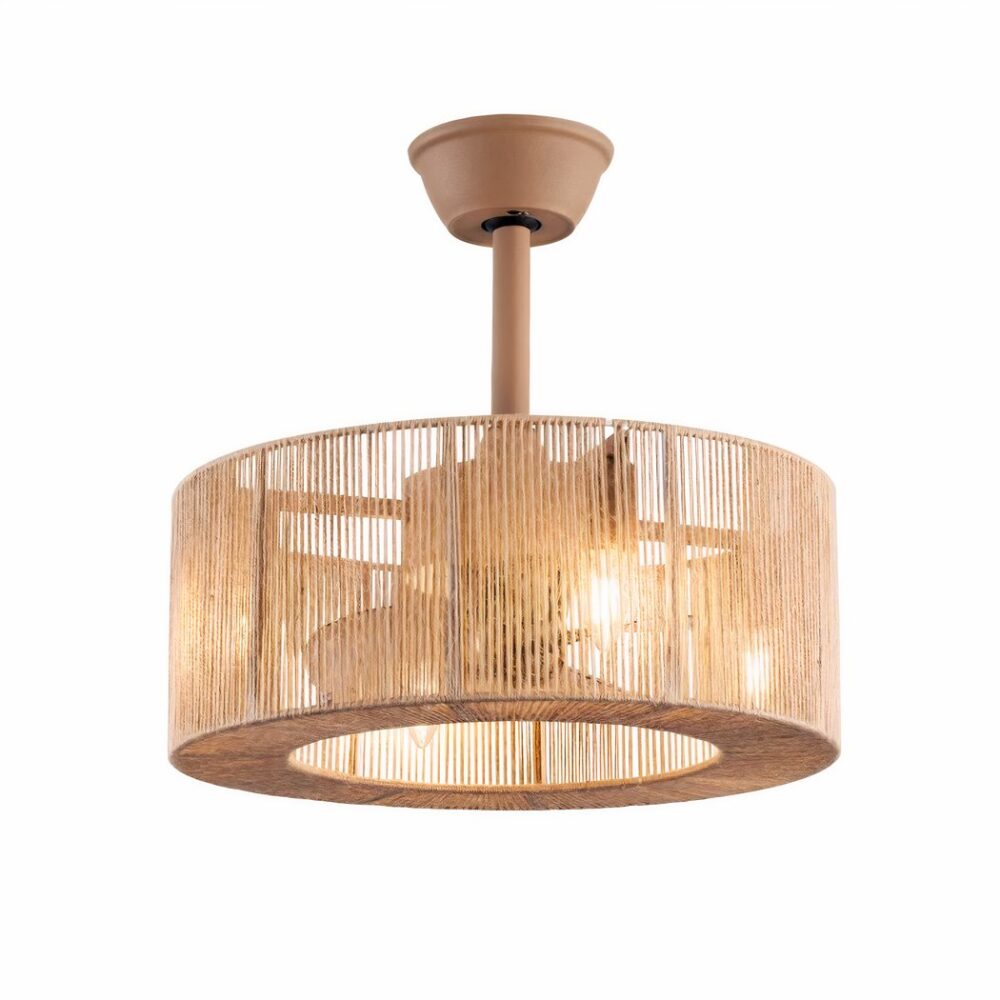 Lustre ventilateur de plafond, beige, en corde tressé. Avec ampoules allumées. Sur fond blanc.