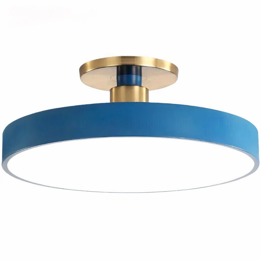 Suspension bleu canard ronde et plate proche du plafond. Composé d'un petit socle rond et doré, d'une petite tige bleu canard qui sort du socle pour se loger dans un cercle doré qui lui est collé à un grand cercle LED bleu canard sur tout le tour. Sur un fond blanc.