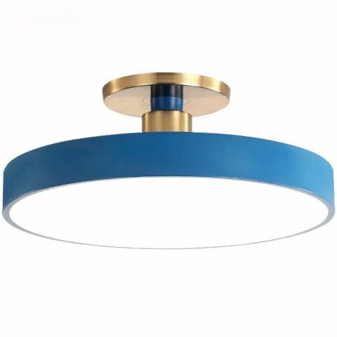 Suspension bleu canard ronde et plate proche du plafond. Composé d'un petit socle rond et doré, d'une petite tige bleu canard qui sort du socle pour se loger dans un cercle doré qui lui est collé à un grand cercle LED bleu canard sur tout le tour. Sur un fond blanc.