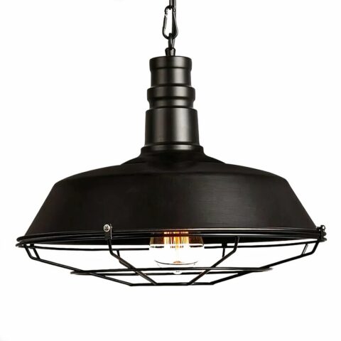 Suspension industrielle, abat-jour noir avec la partie haute fermée, et la partie basse en grille par laquelle on voit l'ampoule. Sur fond blanc.