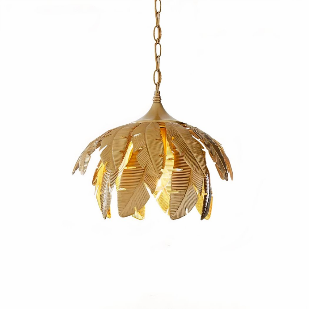 Suspension jungle à feuilles en fer doré Suspension doré avec une chaine qui le suspend, et pleins de feuilles jungle créaient l'abat-jour. Sur un fond blanc.