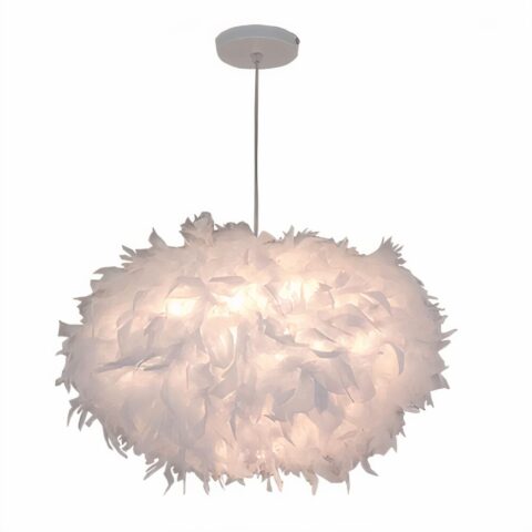 Suspension plume abat-jour blanc. En forme de boule recouverte de plumes, suspendu par un câble et relier à un socle rond. Sur un fond blanc.