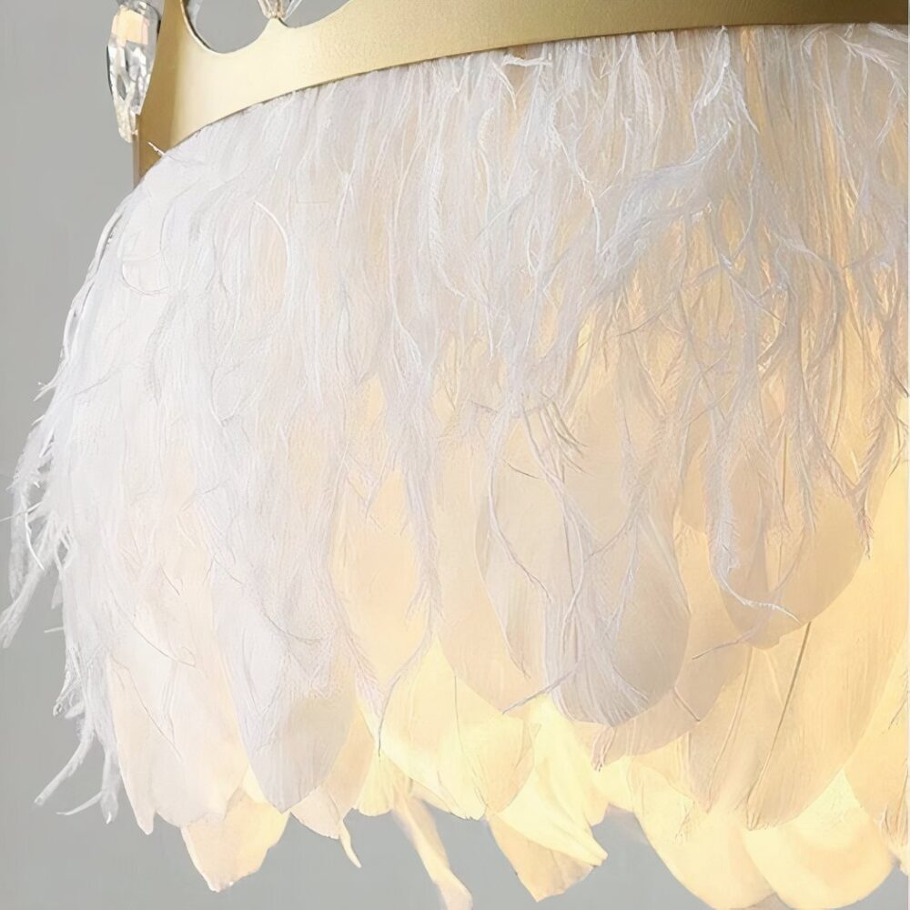 Suspension plume blanche et couronne - vue de face
