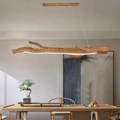 Lustre branche, avec bande LED, accrochée par deux câbles et relier à un socle rectangulaire. Plafond blanc et mur blanc.